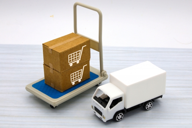 日本郵便が国交省から異例の事業許可取消処分を受け、ゆうパックの停止や遅延が全国に波及する可能性が高まっています。

本記事では、生活やEC事業者への影響、代替手段「こねこ便420」の活用法、hubbuyerによる発送体制の見直しポイントを詳しく解説します。