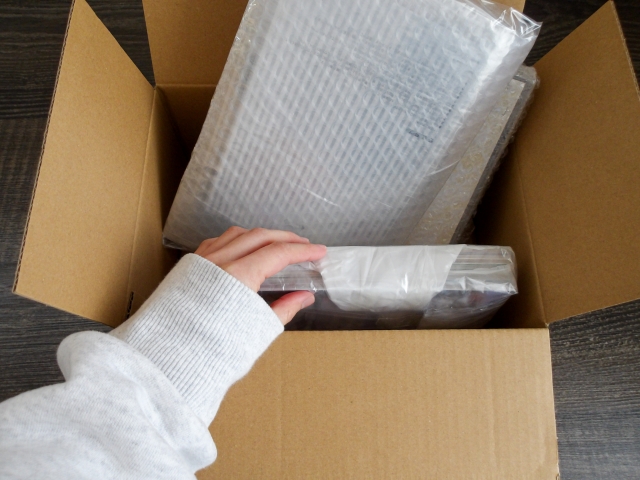 梅雨や線状降水帯による大雨が、輸入・EC物流に影響を及ぼす季節が到来しました。

本記事では、中国輸入代行「hubbuyer」の防水梱包や柔軟な出荷対応など、天候リスクへの備えを紹介します。

さらに、段ボールからビニール梱包への切り替えや、遅延時の顧客対応テンプレート準備など、梅雨時でも安定した物流を維持するための実践的な工夫も解説します。