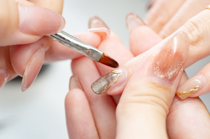 ジェルネイル製品は条件を満たせば、化粧品ではなく「雑貨（雑品）」として中国から輸入販売することが可能です。ただし、直接爪に塗布するベースジェルは対象外であり、第二層目以降に使用するジェルであることや「爪に直接塗布できない」「雑貨」などの表示義務があります。本記事では、薬機法に該当しない形でジェルネイルを輸入・販売するための具体的な条件や表示ルール、注意点をわかりやすく解説します。