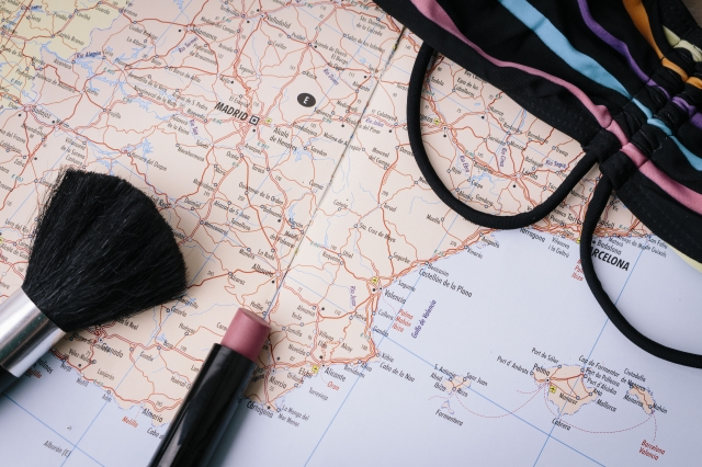 中国から化粧品を輸入販売するには、製造業許可・製造販売業許可の取得や責任者の配置、日本語表示や成分検査など厳格な要件が求められます。個人輸入も24個以内などの制限があり、販売や譲渡は禁止です。本記事では必要な許可や条件、注意点をわかりやすく整理しています。