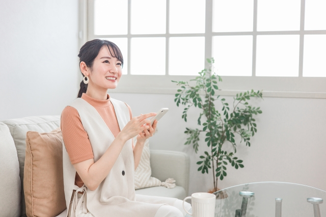 空き時間を有効活用して副収入を得たいと考えている方々にとって、転売ビジネスは良い選択肢の一つです。

インターネットの普及により、誰もが世界中の商品を仕入れて販売する機会を持てるようになりました。

今回は、副業としての転売ビジネスの基礎から始め、成功に必要な方法、国内外の市場の理解、さらには法的に考慮すべきところに至るまでを解説します。