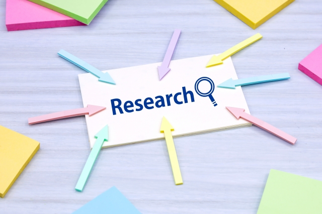 空き時間を有効活用して副収入を得たいと考えている方々にとって、転売ビジネスは良い選択肢の一つです。

インターネットの普及により、誰もが世界中の商品を仕入れて販売する機会を持てるようになりました。

今回は、副業としての転売ビジネスの基礎から始め、成功に必要な方法、国内外の市場の理解、さらには法的に考慮すべきところに至るまでを解説します。