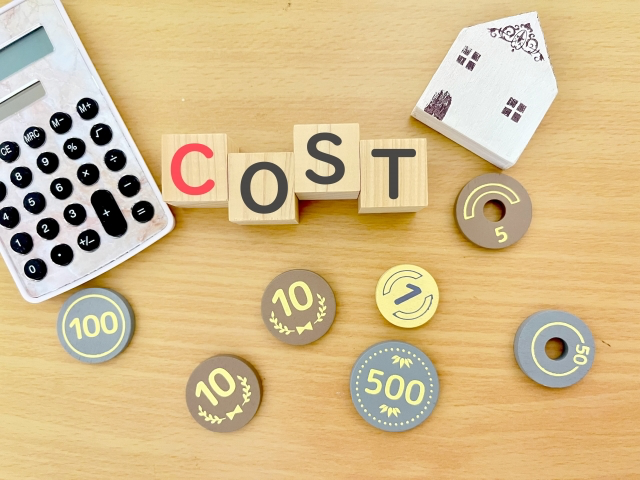 近年、グローバルなビジネスの視野が広がり、特に中国からの輸入代行は、その低コストと品揃えの豊富さから多くの事業者に注目されています。
中でも、巨大なB2Bプラットフォームである「アリババ」はその活用方法次第で大きなビジネスチャンスを創出できます。しかし、そこには様々な手数料やコストが伴います。
それらを理解し、適切に管理することが、輸入ビジネスの成功へと繋がります。