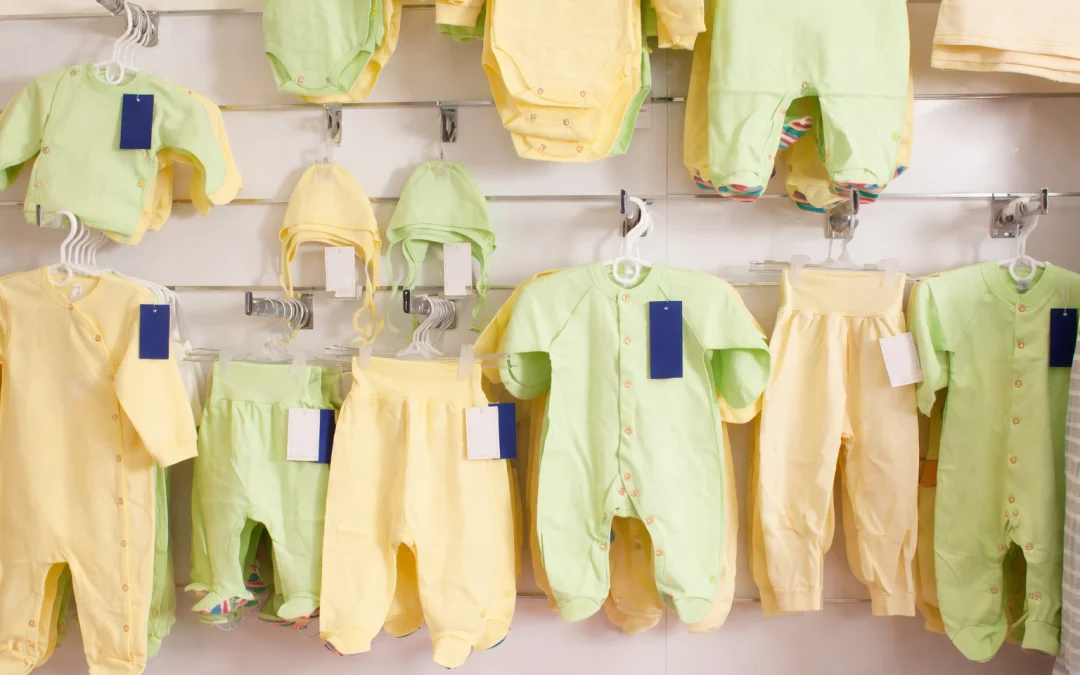 La compra de ropa para bebés y niños pequeños al por mayor puede ser bastante rentable, pero también es un ámbito en el que los errores pueden salir caros. La ropa infantil tiene normativas de seguridad más estrictas, mayores riesgos de devolución debido al ajuste y la comodidad, y requisitos de cumplimiento más rigurosos (como el etiquetado, las restricciones químicas, las normas de inflamabilidad para la ropa de dormir y peligros como los cordones o las piezas pequeñas desmontables) que la ropa para adultos.
Este artículo describe dónde buscar proveedores al por mayor de confianza, cómo evaluarlos, qué documentación solicitar y cómo establecer un sistema coherente de abastecimiento y control de calidad que proteja su marca.
