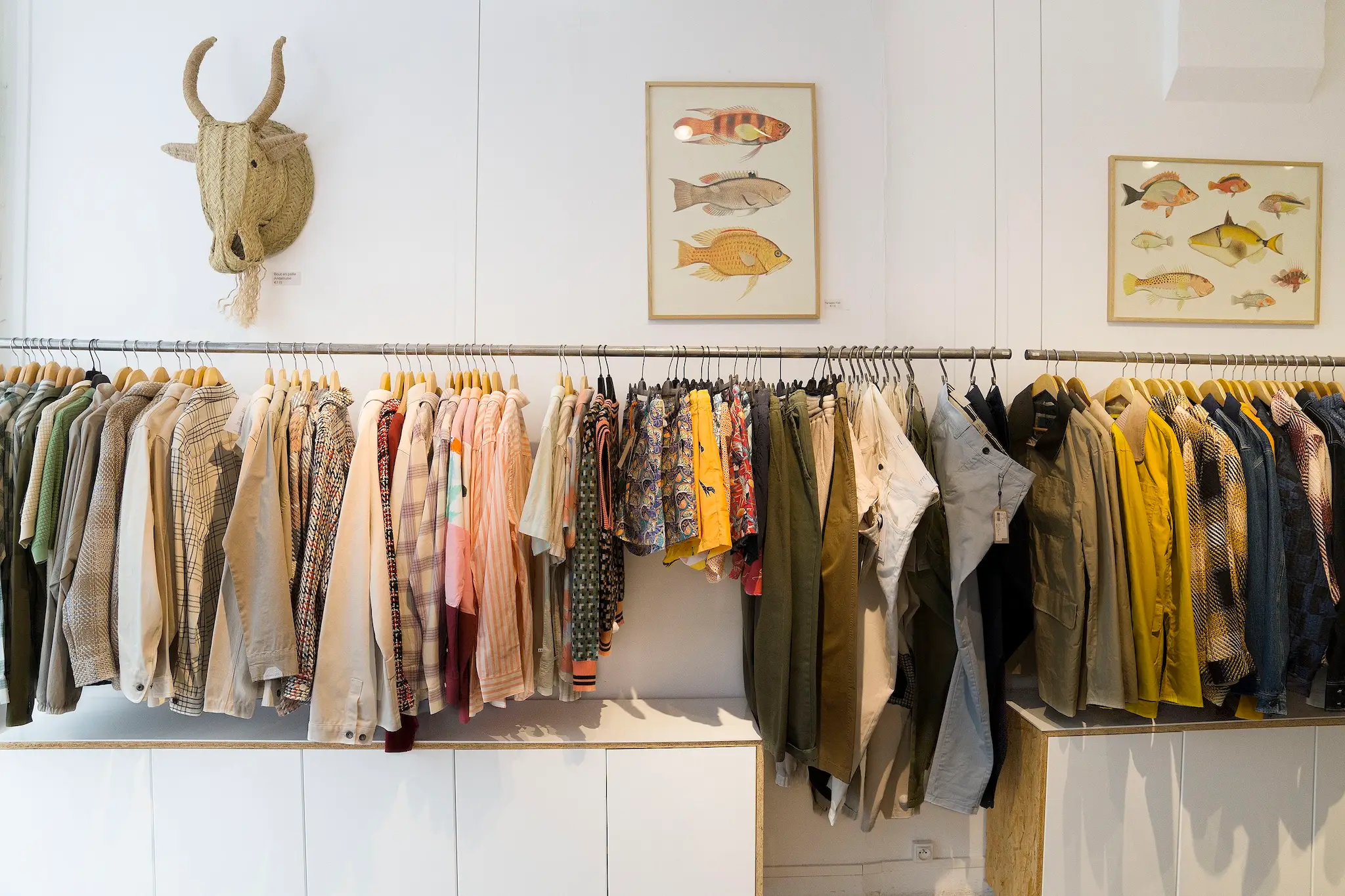 Tanto si gestionas una boutique online, una tienda física, vendes en marketplaces o adquieres prendas en blanco para personalizarlas, comprar ropa al por mayor es uno de los mejores métodos para iniciar o expandir un negocio de moda. Saber dónde conseguir productos, cómo evaluar a los proveedores y cómo calcular los gastos totales para evitar el stock sin vender es fundamental para el éxito.
Desde elegir un nicho hasta realizar tu primer pedido y crear una cadena de suministro fiable, esta guía completa te guía a través de cada paso del proceso.
